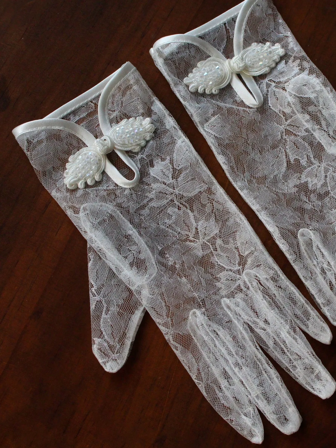 1 Pair Of Women White Vintage Lace Buckle Bridal Gloves, Suitable For Wedding Dress Accessories