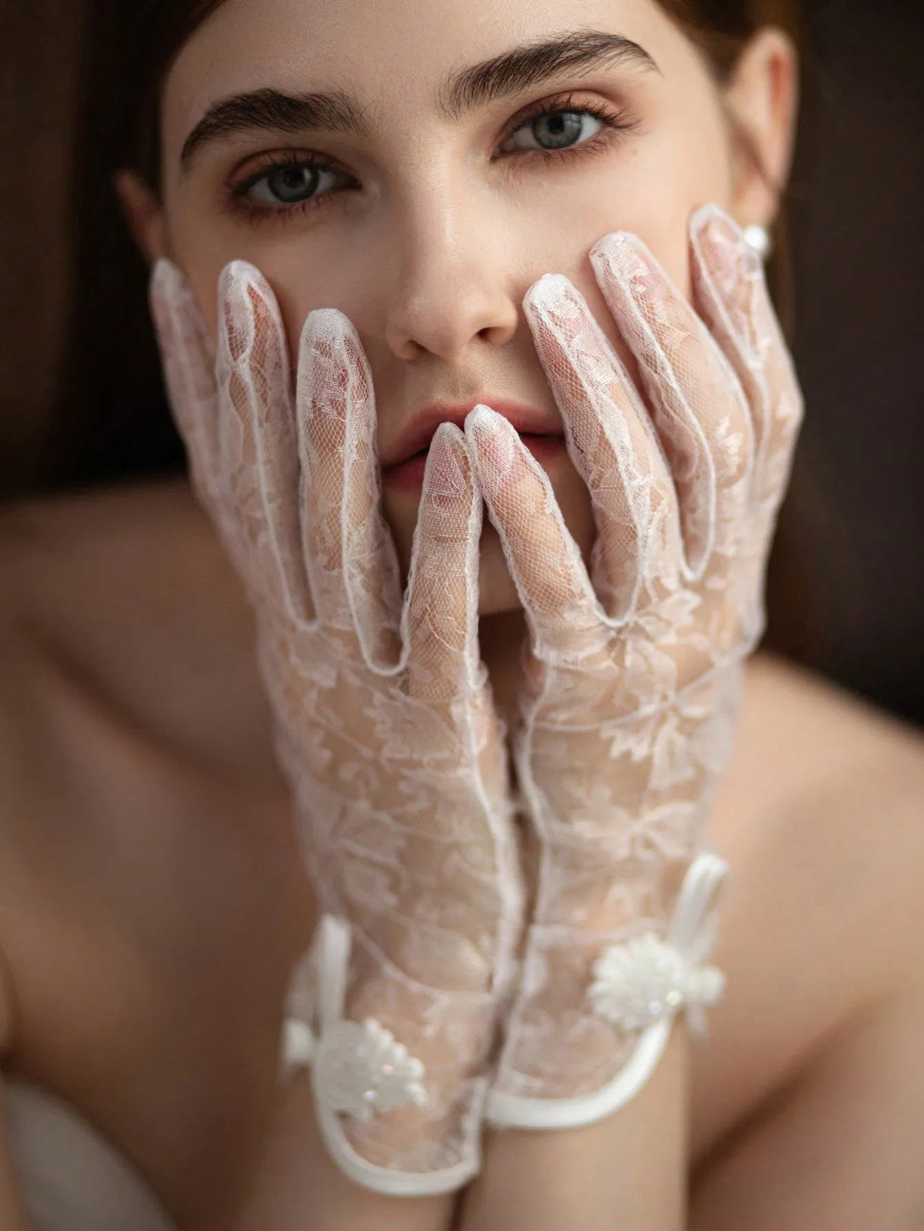 1 Pair Of Women White Vintage Lace Buckle Bridal Gloves, Suitable For Wedding Dress Accessories