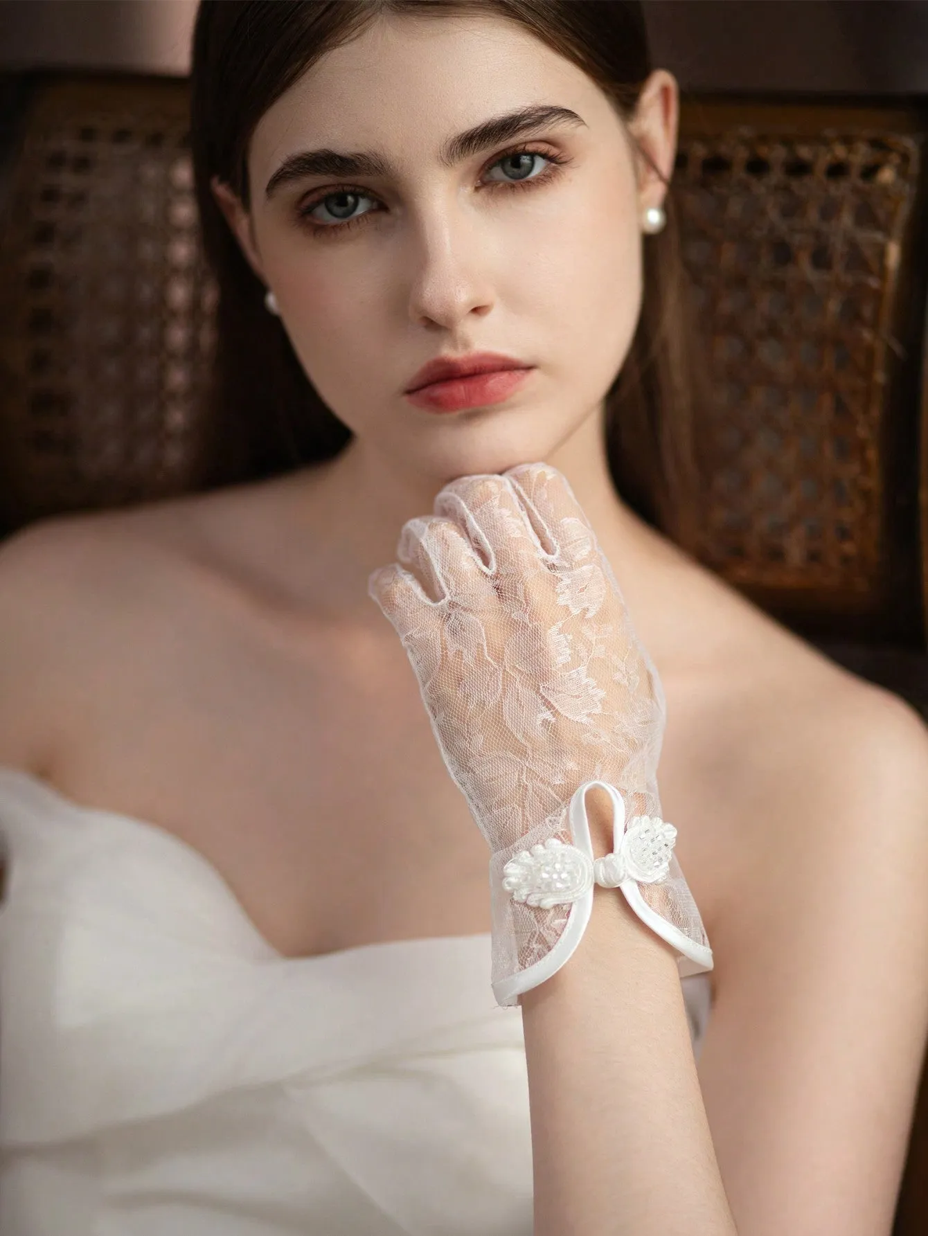 1 Pair Of Women White Vintage Lace Buckle Bridal Gloves, Suitable For Wedding Dress Accessories