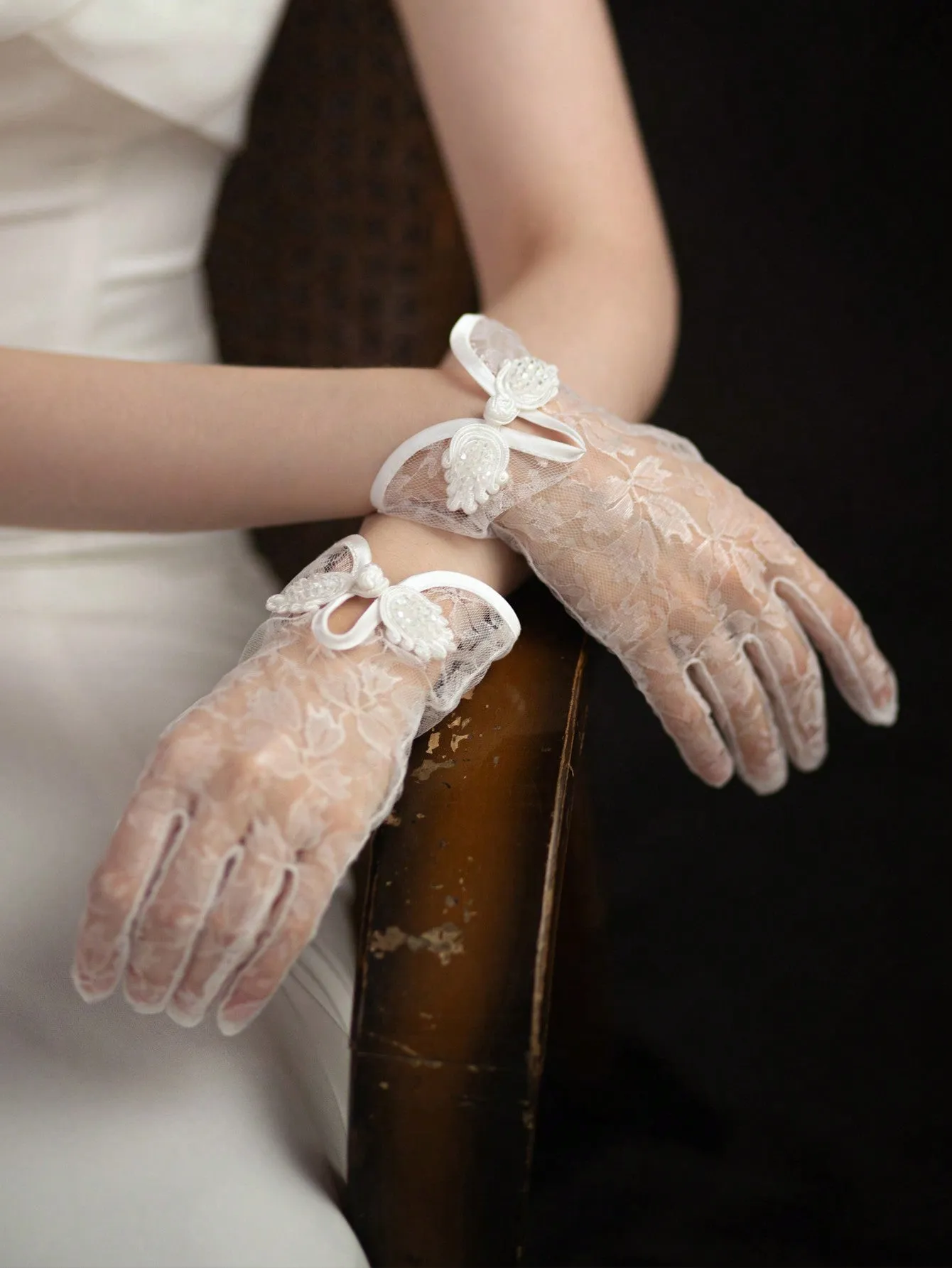 1 Pair Of Women White Vintage Lace Buckle Bridal Gloves, Suitable For Wedding Dress Accessories