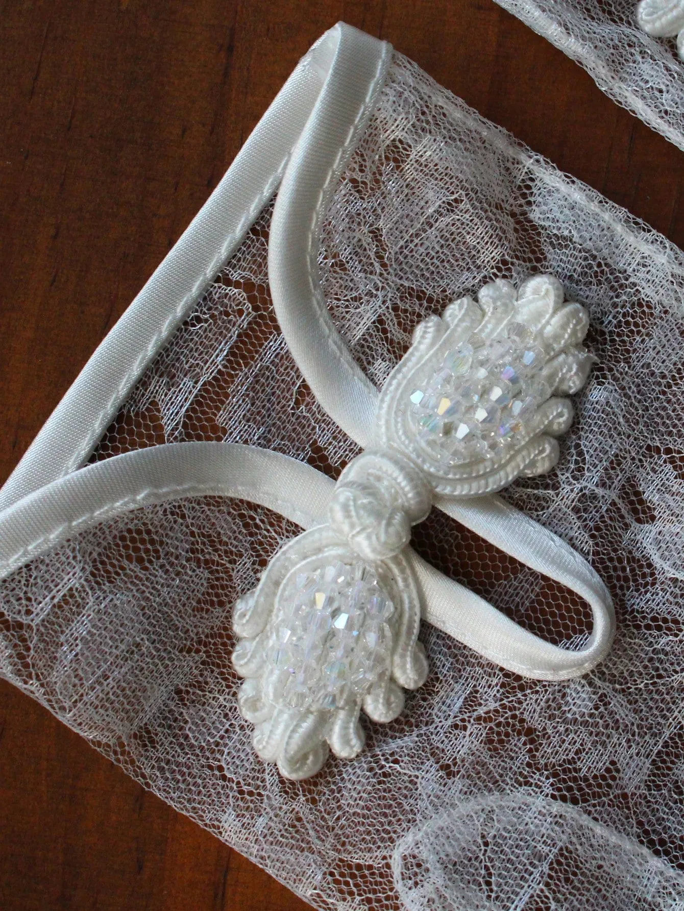 1 Pair Of Women White Vintage Lace Buckle Bridal Gloves, Suitable For Wedding Dress Accessories