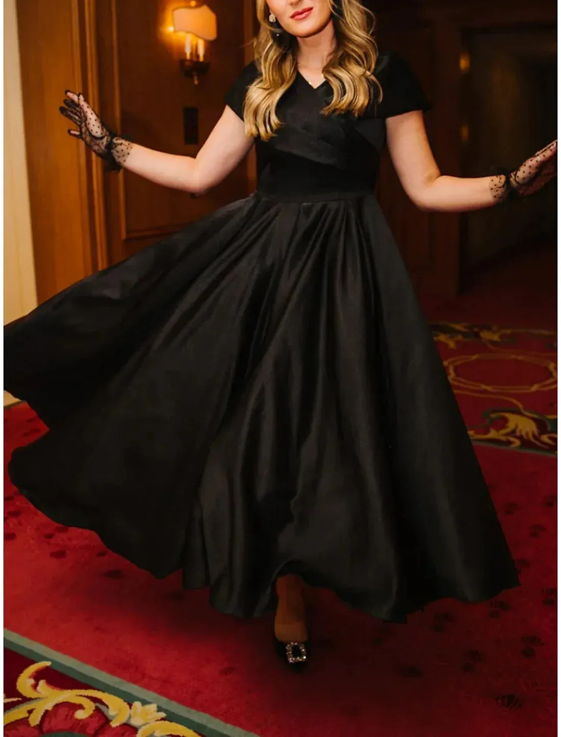 A-Line Evening Gown Elegant Black Dress Dress Formal Ankle Length Short Sleeve V Neck Satin with Pleats Without Gloves